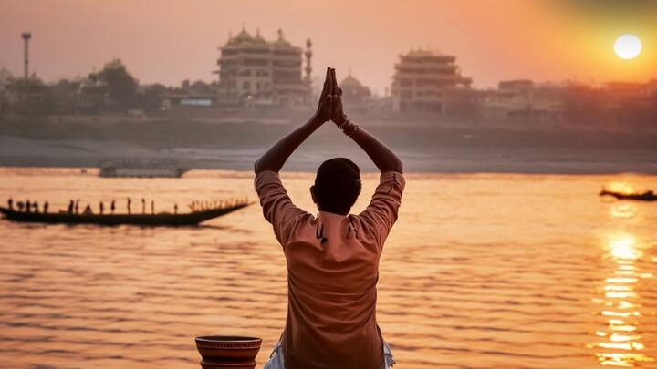 সূর্যদেবের প্রিয় ফুল লাল। তাই লাল জবা বা যে কোন ধরনের ফুল দিয়ে তাঁকে পুজো করলে তিনি প্রসন্ন হন। তবে সূর্যদেবকে প্রণাম করার সময় মন্ত্র উচ্চারণে যাতে কোনও ভুল না হয় সেদিকে খেয়াল রাখতে হবে। তবে কাঙ্খিত ফল পাওয়া যাবে।