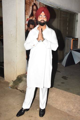 एमी इस स्क्रीनिंग में व्हाइट कुर्ता-पायजामे में नजर आए. जिसके साथ उन्होंने डार्क कलर की पग पहनी थी. इस लुक में काफी ज्यादा हैंडसम लग रहे हैं.