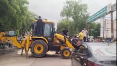 आगरा: बुलडोजर ने रोका किसानों का रास्ता, प्रशासन ने प्रदर्शनकारियों को रास्ते में रोका