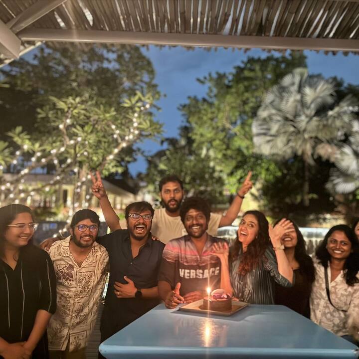 'ఉప్పు కప్పురంబు' సినిమా షూటింగ్ కంప్లీట్ అయిన సందర్భంగా హీరో సుహాస్, ఫ్రెండ్స్, మూవీ టీమ్ కలిసి కేక్ కట్ చేశారు. అప్పుడు తీసిన ఫోటో ఇది.