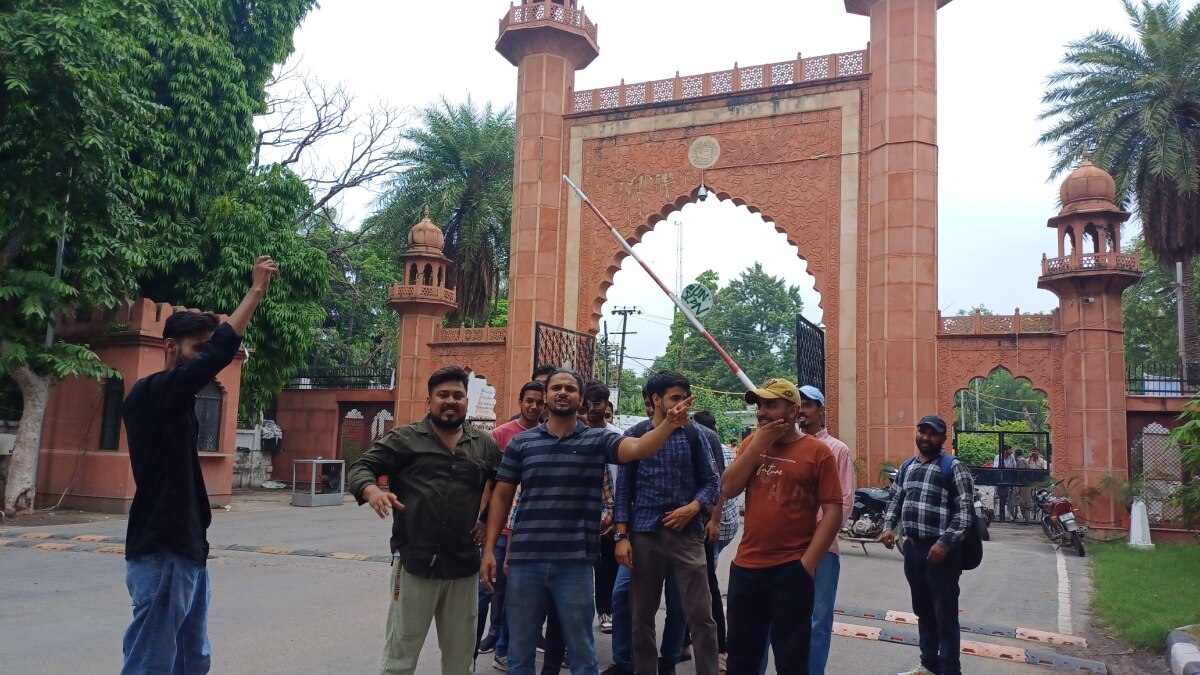 AMU के मेन गेट पर छात्रों का प्रदर्शन, विश्वविद्यालय प्रबंधन से छात्रों की ये है मांग