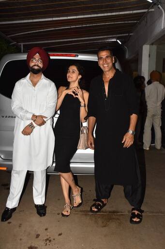 वहीं फिल्म की हीरोइन तापसी पन्नू भी इस दौरान एक्टर के साथ नजर आई. उन्होंने ब्लैक कलर की बॉडीकोन ड्रेस पहनी थी.