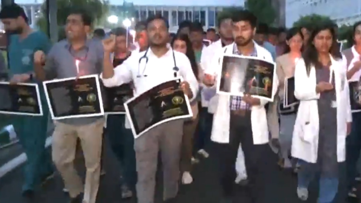 कोलकाता में जूनियर डॉक्टर से रेप और हत्या के खिलाफ AIIMS में निकाला गया कैंडल मार्च, सरकार से की ये मांग