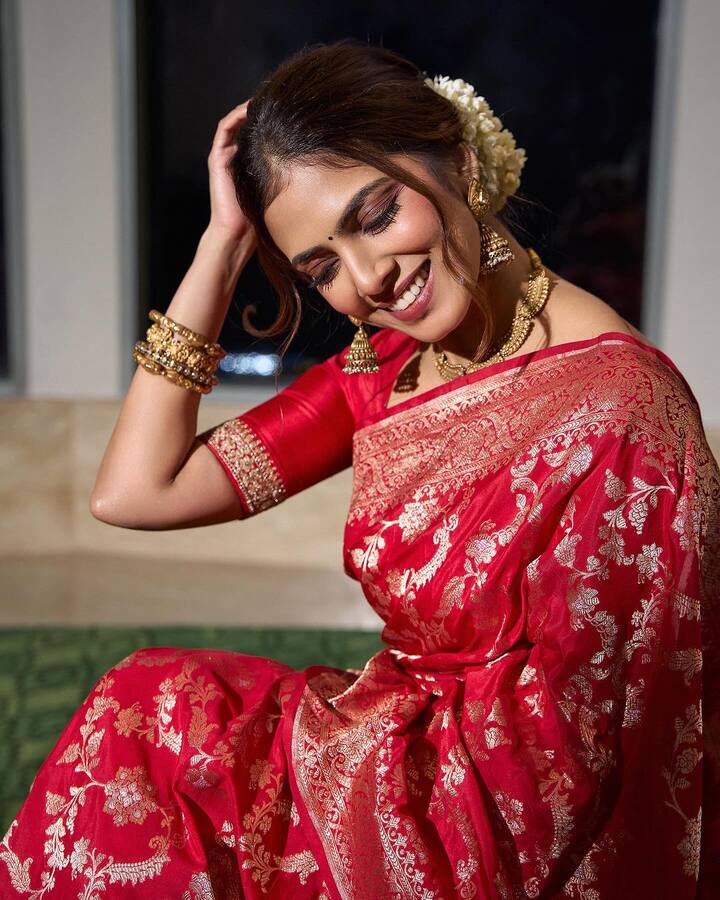 மாஸ்டர் படத்தில் கதாநாயகியாக அறிமுகமான மாளவிகா மோகனனும் இதில் நடித்துள்ளார்.