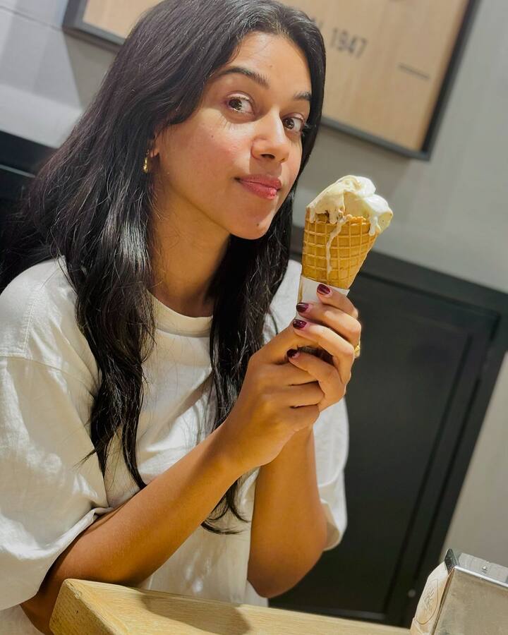 பாண்டிச்சேரியில் பிறந்த மிர்ணாளினி ரவி, பொறியியல் படிப்பை முடித்தவுடன் ஐடி துறையில் வேலை பார்த்து வந்தார். நடிப்பின் மீது இருந்த ஆர்வத்தால் டப்ஸ் மேஷ், டிக் டாக் செய்து வந்தார்.