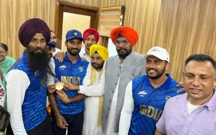 ਪੈਰਿਸ ਓਲੰਪਿਕ 'ਚ ਕਾਂਸੀ ਦਾ ਤਗਮਾ ਜਿੱਤਣ ਤੋਂ ਬਾਅਦ ਭਾਰਤੀ ਪੁਰਸ਼ ਹਾਕੀ ਟੀਮ ਐਤਵਾਰ ਨੂੰ ਅੰਮ੍ਰਿਤਸਰ ਪਹੁੰਚੀ।