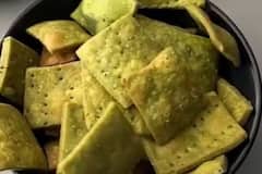 Food Recipe: कम समय में घर पर तैयार करें पालक मठरी, बच्चों से लेकर बूढ़ों तक सभी को आएगी पसंद