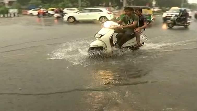 Vadodara News  Rain in many areas of Vadodara drivers are disturbed Vadodara Rain: વડોદરાના અનેક વિસ્તારમાં વરસાદ, વાહન ચાલકો થયા પરેશાન