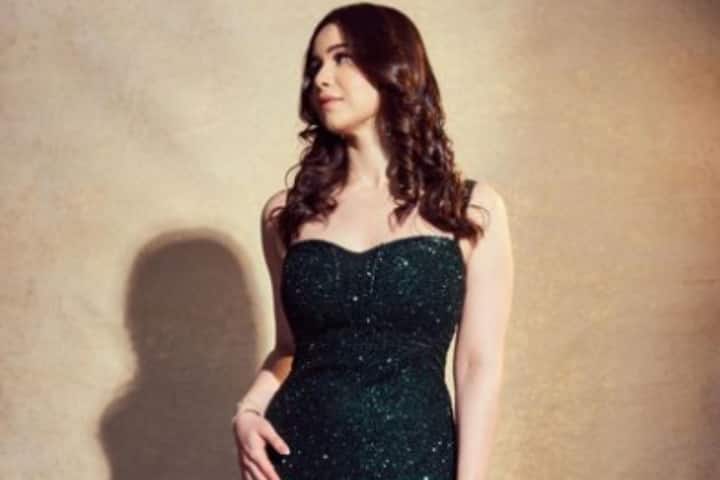 अगर ब्लैक कलर आपका फेवरेट है और आप ऑफिस में ब्लैक ड्रेस पहनकर जाना चाहती हैं, तो सारा तेंदुलकर का ये आउटफिट आपके लिए परफेक्ट है.