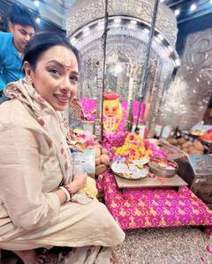 Anupama की शूटिंग के बीच महाकाल की शरण में पहुंचीं Rupali Ganguly, माथे पर तिलक लगाकर लिया आशीर्वाद, देखें तस्वीरें