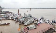 काशी में पांच दिनों के बाद अब घट रहा गंगा नदी का जलस्तर, घाटों का संपर्क अभी भी टूटा