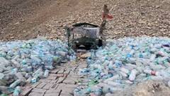 Video: હિમાલયના ગાટા લૂપ્સમાં ભટકે છે તરસ્યું ભૂત, લોકો ચઢાવે છે પાણીની બોટલો