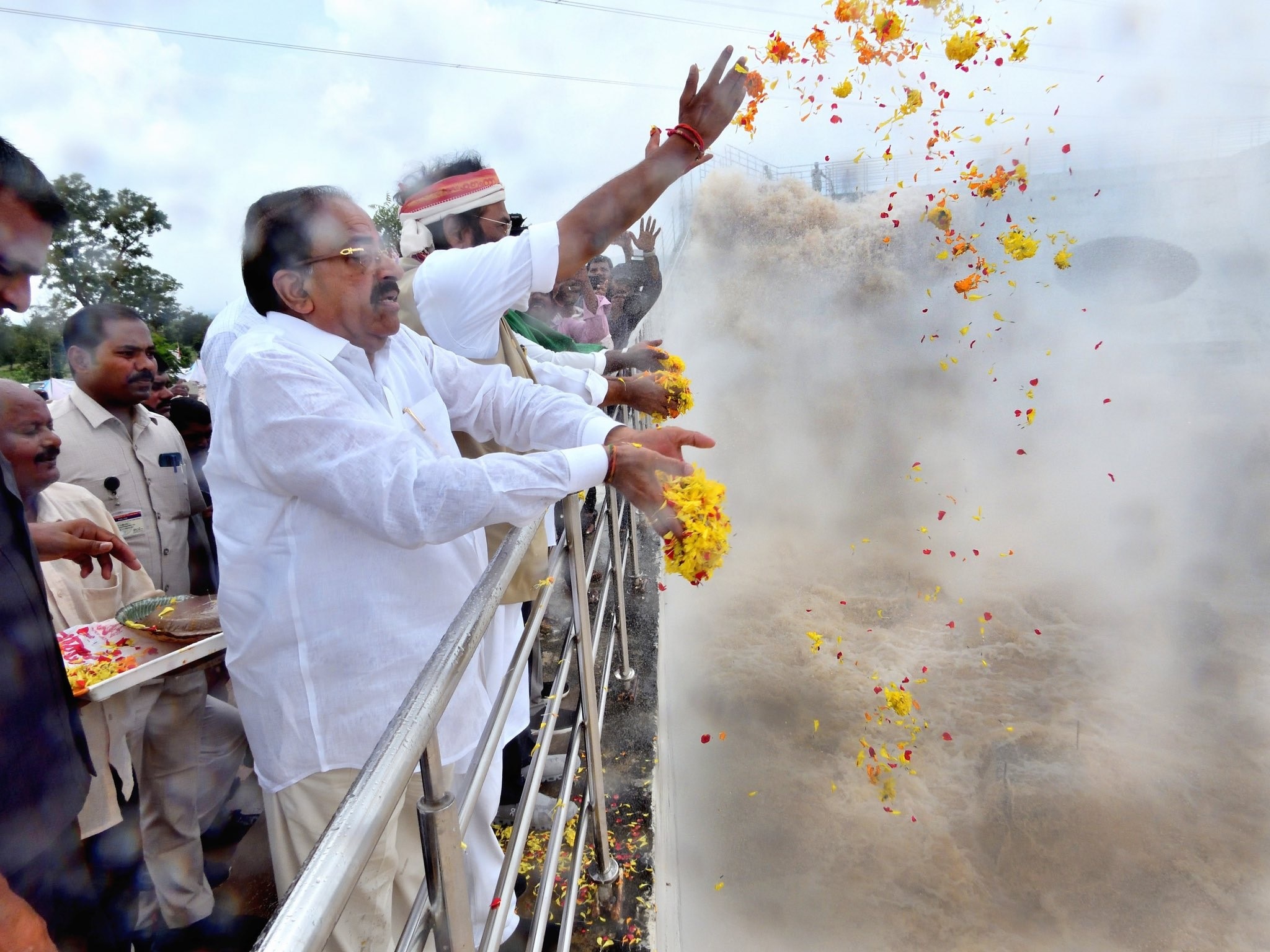 Telangana: సీతారామ ప్రాజెక్టు పంపుల ట్రయల్ రన్ నిర్వహించిన మంత్రులు, ఏటా 10 లక్షల ఎకరాలకు నీరు: మంత్రి ఉత్తమ్