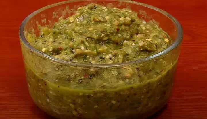 கொத்தமல்லி சட்னி செய்யும் போது பெரிய வெங்காயத்திற்கு பதில் சின்ன வெங்காயம் சேர்த்து செய்தால் சுவையாக இருக்கும்.