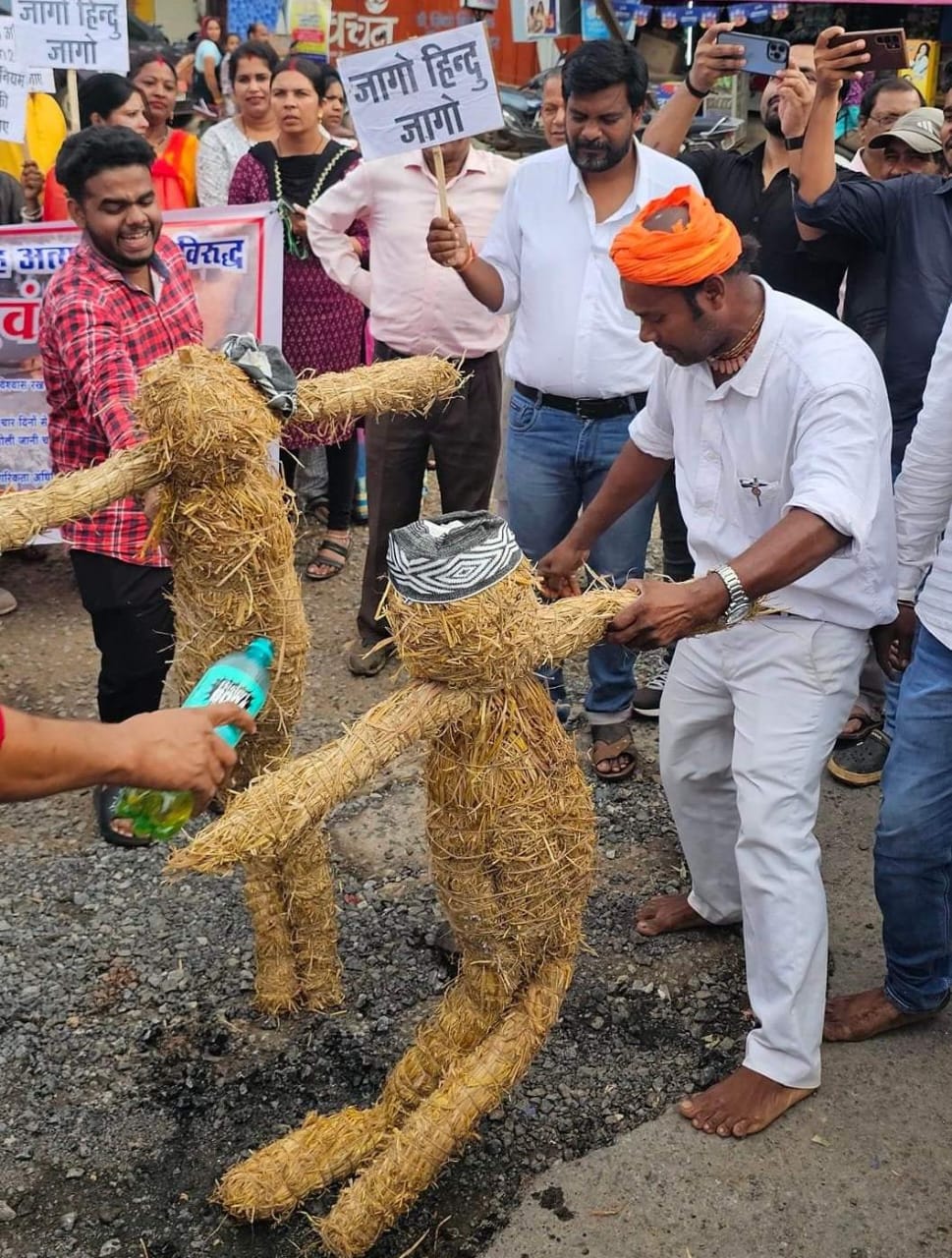 Bastar: बांग्लादेश में हिंदुओं के साथ हिंसा का बंगबंधु ने किया विरोध, रैली निकाल किया पुतला दहन