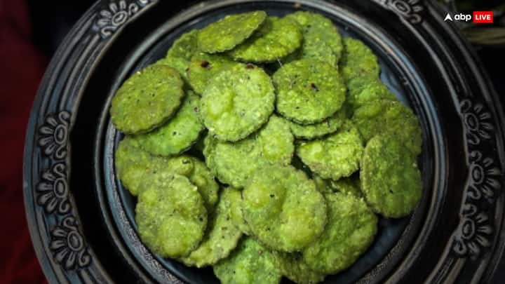 Food Recipe: आप अपने परिवार वालों को घर पर टेस्टी पालक की मठरी बनाकर खिला सकते हैं. यह खाने में स्वादिष्ट होने के साथ सेहत के लिए भी काफी फायदेमंद मानी गई है.