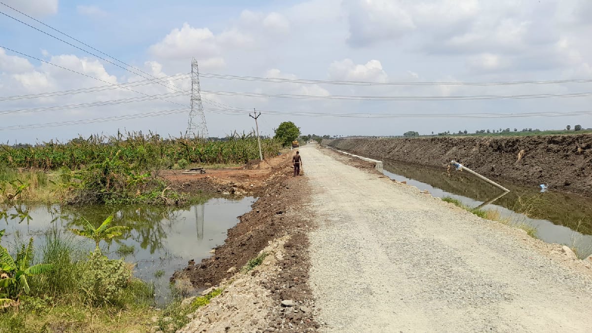 தூத்துக்குடி : கரை அரிப்பு இருக்கும் இடத்தை விட்டுட்டு, தடுப்பு சுவர் கட்டும் அதிகாரிகள்- புலம்பும் விவசாயிகள்