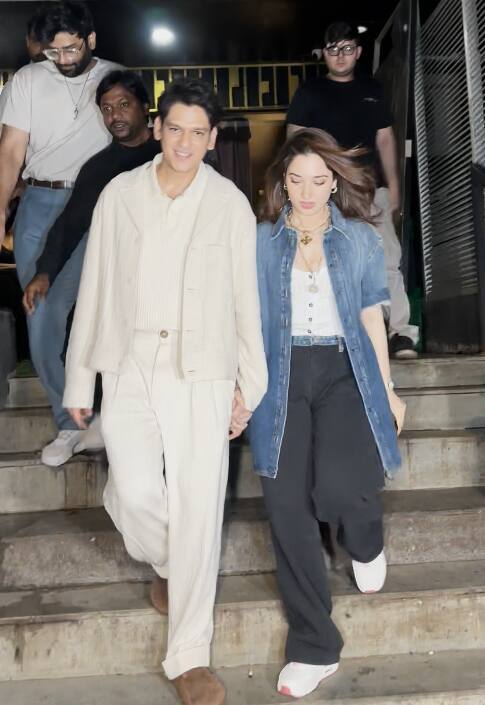 बॉयफ्रेंड संग डेट पर निकलीं तमन्ना भाटिया ने इस दौरान कैजुअल लुक कैरी किया हुआ था. उन्होंने व्हाइट टॉप के साथ ब्लैक पैंट और डेनिम शर्ट पेयर की थी.