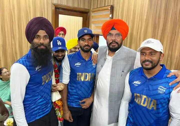 ਅੰਮ੍ਰਿਤਸਰ ਹਵਾਈ ਅੱਡੇ 'ਤੇ ਭਾਰਤੀ ਖਿਡਾਰੀਆਂ ਦਾ ਢੋਲ-ਢਮਾਕੇ ਨਾਲ ਸ਼ਾਨਦਾਰ ਸਵਾਗਤ ਕੀਤਾ ਗਿਆ।