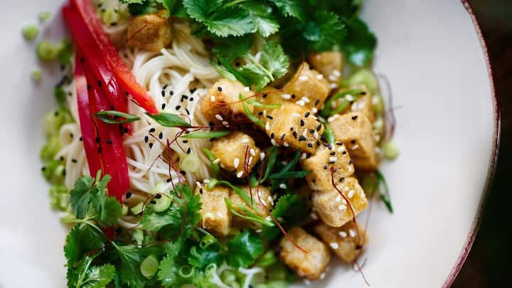 স্বাস্থ্যকর খাবারের ক্ষেত্রে এখন কিন্যুয়ার চল বাড়ছে। অনেকেই সকালের খাবারের জন্য এখন নির্ভর করেন স্যালাডের ওপর। খেতে সুস্বাদু, বানানো সহজ ও পেট ভরায়।