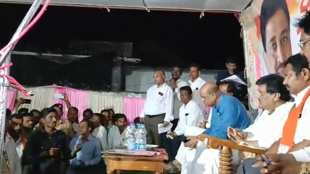 आम्हाला वेळेत आरक्षण दिलं नाहीत तर विधानसभेला तुम्हाला साथ देणार नाही; मराठा आंदोलकांनी नांदेडमध्ये अशोक चव्हाणांना घेरलं Maratha protestors surround Ashok Chavan in Nanded over Maratha reservation issue Maharashtra Marathi News आम्हाला वेळेत आरक्षण दिलं नाहीत तर विधानसभेला तुम्हाला साथ देणार नाही; मराठा आंदोलकांनी नांदेडमध्ये अशोक चव्हाणांना घेरलं