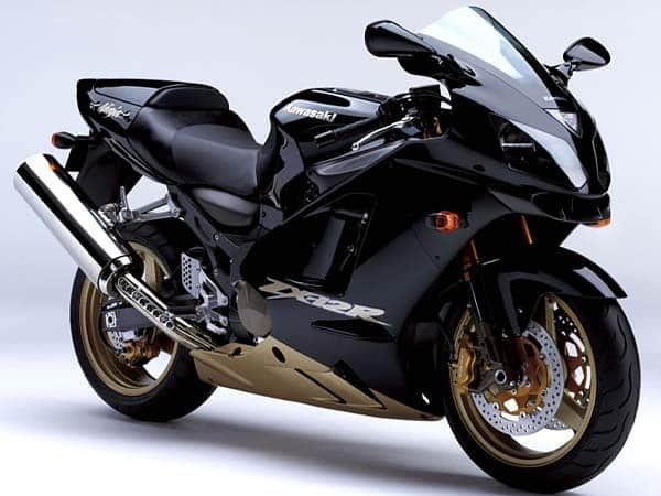 கவாஸாகி நிஞ்ஜா ZX-12R பைக் 2.6 வினாடிகளில், பூஜ்ஜியத்திலிருந்து மணிக்கு 100 கிமீ வேகத்தை எட்டக்கூடிய திறனை கொண்டுள்ளது. இதன் விலை சுமார் 20 லட்ச ரூபாயிலிருந்து தொடங்குகிறது.