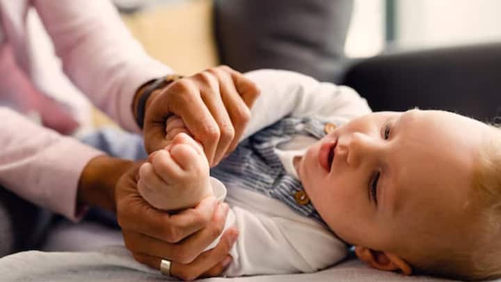 বিশেষ করে শিশুরা একভাবে চারপাশ তাকিয়ে দেখে। তাই ক্লান্তিতে সবার আগে চোখে হাত যায় তাদের।
