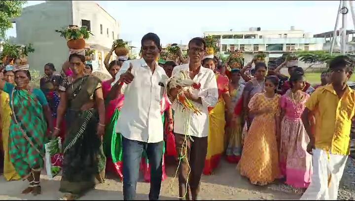 కోడి పుంజును అందంగా ముస్తాబు చేశాడు. చెవులకు పొడవాటి కమ్మలు, మెడలో అభరణాలతో అలంకరించి బోనాలతో గ్రామ దేవత వద్దకు బయల్దేరాడు.