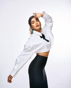 Pooja Hegde: పూజా హెగ్డే లేటెస్ట్ ఫోటోలు... క్లాసు, మాసు కలిపితే మేడమ్ బాసూ - ఆ నడుము చూశారా?