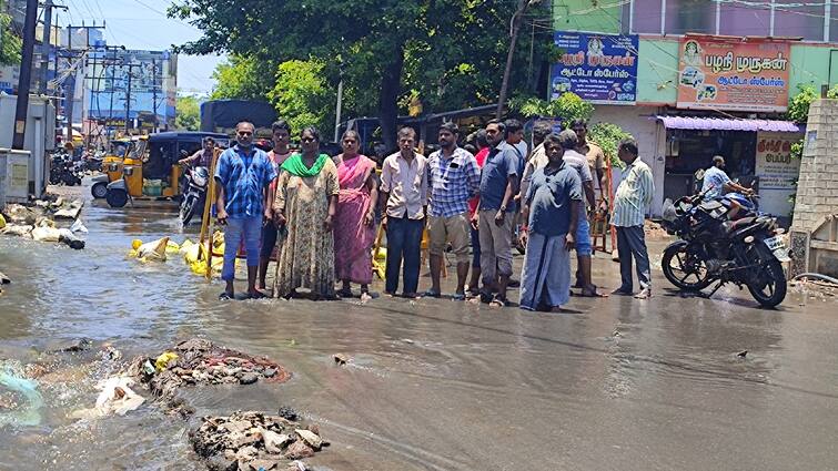 Heavy rain throughout the night... rainwater seeps into residences - public blocks road. இரவு முழுவதும் கனமழை... குடியிருப்புக்குள் புகுந்த மழை நீர் - பொதுமக்கள் சாலை மறியல்