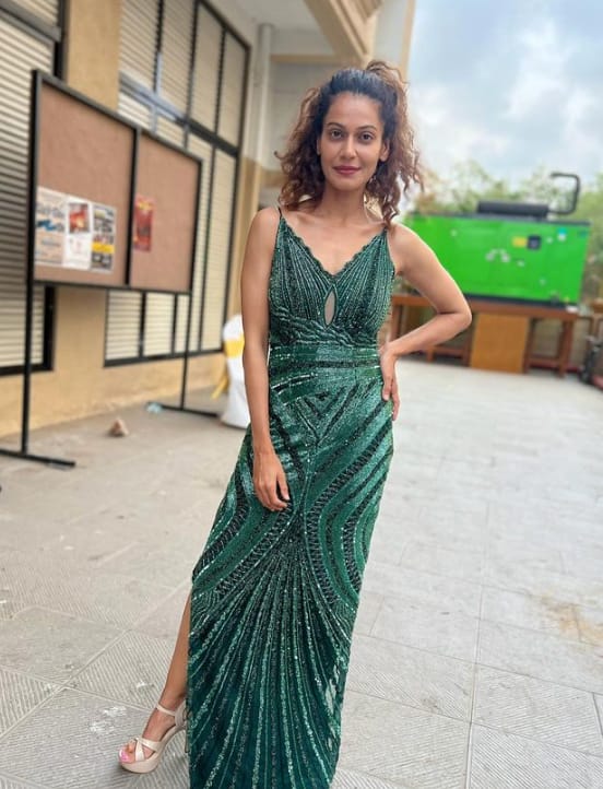 हम जिस अदाकारा की बात कर रहे हैं वह कोई और नहीं बल्कि पायल रोहतगी हैं. पायल ने शाहिद कपूर, करीना कपूर खान और कई बड़े सितारों के साथ काम तो किया लेकिन उन्हें सफलता नहीं मिली.