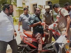 வீடு கட்டித் தர வேண்டி பல முறை மனு அளிப்பு; அலைக்கழிப்பால் மாற்றுத்திறனாளி எடுத்த முடிவு - கரூரில் பரபரப்பு