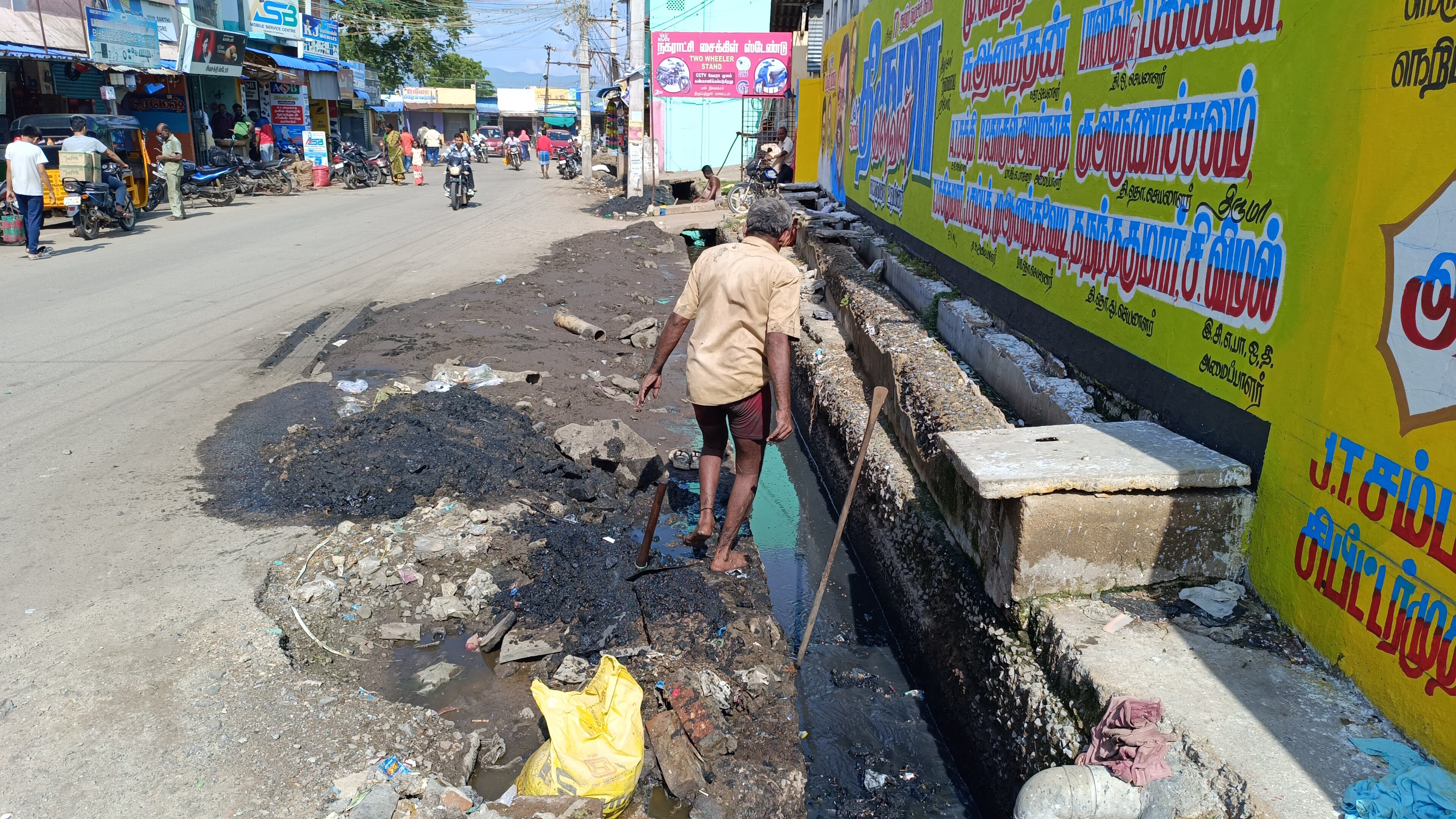 என்ன கொடும சார்! இந்த காலத்திலும் இப்படியா? - மனித கழிவுகளை மனிதனே அகற்றும் அவலம்