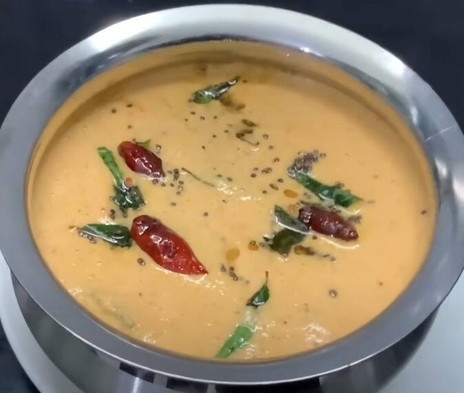 நல்லெண்ணெயில் உளுந்தம் பருப்பை பொன்னிறமாக வறுத்து, தேவையான அளவு தேங்காய், மிளகு சேர்த்து சட்னி அரைத்தால் சட்னியின் சுவை அற்புதமாக இருக்கும்