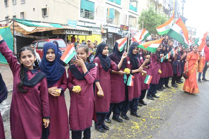 स्वतंत्रता संग्राम सेनानियों का रूप धरे स्कूली बच्चों, भारत माता के रूप में संपूर्ण गरिमा के साथ आगे बढ़ती छात्राएं और ओज पूर्ण धुन बजाते स्कूली बैंड से सुभाष नगर क्षेत्र का संपूर्ण वातावरण देश भक्तिमय हो गया.