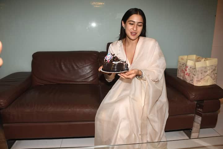बॉलीवुड एक्ट्रेस और सैफ अली खान की बेटी सारा अली खान 12 अगस्त को 29 साल की हो गई हैं. वहीं अपने बर्थडे के दिन एक्ट्रेस ने पैप्स के साथ जश्न मनाया.