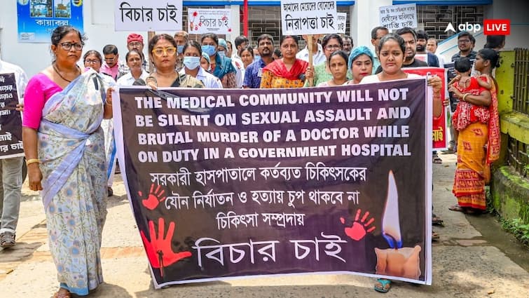 Kolkata Rape Murder Case Mamata Banerjee Meets Doctor Family While BJP Attack On TMC Priyanka Gandhi Demands Probe Kolkata Rape-Murder Case: 'क्रूरता की हदें पार', ममता बनर्जी की पीड़ित परिवार से मुलाकात; कोलकाता रेप-मर्डर मामले पर जानें किसने क्या कहा