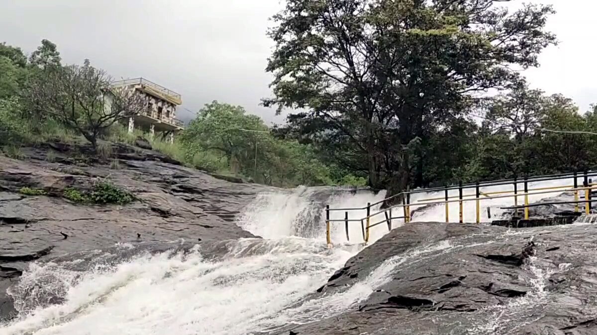 கும்பக்கரை அருவியில் வெள்ளப்பெருக்கு - குளிக்க சுற்றுலா பயணிகளுக்கு தடை