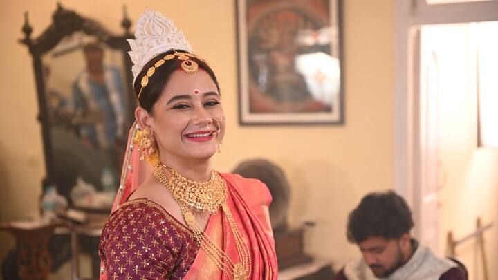 কিন্তু কলেজ জীবনের সেই প্রেম পরিণতি পায় না, বিয়ে হয়ে যায় কঙ্কাবতীর।