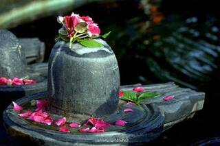 Just seeing this divine Shivling removes all the hardships of life, yoga becomes auspicious. Shrawan 2024: આ દિવ્ય શિવલિંગના દર્શન માત્રથી જીવનના સઘળા કષ્ટ થાય છે દૂર,ભાગ્યોદયના બને છે યોગ