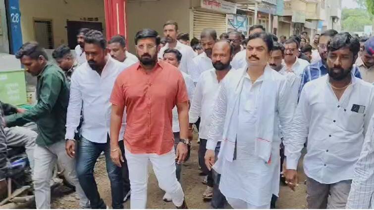 gangster Nilesh Ghaiwal and BJP MLA Ram Shinde walking together Video viral Ahmednagar Maharashtra Marathi News कुख्यात गुंड निलेश घायवळ अन् भाजप आमदार राम शिंदे एकत्र देवदर्शनाला, व्हिडिओ व्हायरल झाल्याने मोठी खळबळ