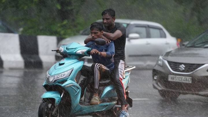 IMD সূত্রে খবর, দক্ষিণবঙ্গের ১৫ জেলায় বজ্রবিদ্যুৎ-সহ বৃষ্টির আশঙ্কা রয়েছে।