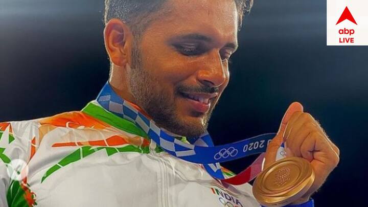 প্যারিস অলিম্পিক্সে সোনা জয়ের সুযোগ মিস করতে হয়েছে। হরমনপ্রীত বলছেন, 'পদক তো পদকই হয়, আর দেশের জন্য পদক জিততে পারার থেকে অধিক গর্বের কিছু হয় না। আমরা ফাইনালে পৌঁছে সোনা জয়ের লক্ষ্যে ছিলাম। তবে সেই স্বপ্ন দুর্ভাগ্যবশত পূরণ হয়নি। তবে খালি হাতে কিন্তু ফিরিনি আমরা। নাগাড়ে দুই পদক জয়টাও বড় কৃতিত্ব বটে। আমাদের যে পরিমাণ ভালবাসা দেওয়া হচ্ছে, সেটা দেখে দারুণ লাগছে।'