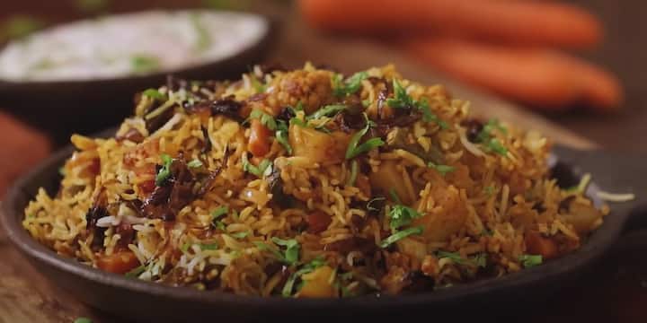 தேவையான பொருட்கள்: பாஸ்மதி அரிசி, 250 மி.லி தண்ணீர், எண்ணெய் - 1 மேசைக்கரண்டி, நெய் - 1 மேசைக்கரண்டி , பட்டை - 3 துண்டு, ஏலக்காய் - 2 , கிராம்பு - 4 , அன்னாசிப்பூ, மராத்தி மொக்கு, ஜாவித்ரி, கல்பாசி, ஷாஹி ஜீரா - 1 தேக்கரண்டி, பிரியாணி இலை - 2 , வெங்காயம் - 1 நறுக்கியது, பச்சை மிளகாய் - 4 கீறியது, இஞ்சி பூண்டு விழுது - 1 தேக்கரண்டி , தக்காளி - 1 நறுக்கியது, புதினா - 1 கிண்ணம் நறுக்கியது, கொத்தமல்லி இலை, உப்பு