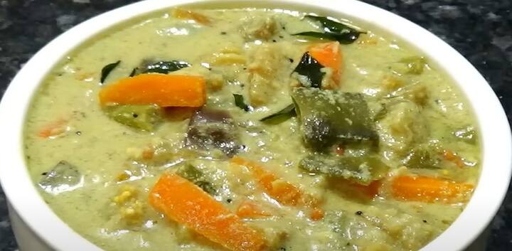 அவியலுக்கு மசாலா அரைக்கும் போது தேங்காய், பச்சை மிளகாய், சீரகம், ஊற வைத்த கசகசா அரைத்து அவியலில் சேர்தால் கெட்டியாகவும் சுவையாகவும் இருக்கும்