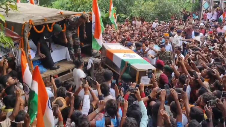 Bihar News: 'एनकाउंटर से पहले भेजा था गुड मॉर्निंग मैसेज', रो-रोकर बोलीं शहीद दीपक की पत्नी, गांव गमगीन Bihar Chhapra martyr Deepak Yadav body Reached in village Crowd gathered in last rites ann Bihar News: 'एनकाउंटर से पहले भेजा था गुड मॉर्निंग मैसेज', रो-रोकर बोलीं शहीद दीपक की पत्नी, गांव गमगीन