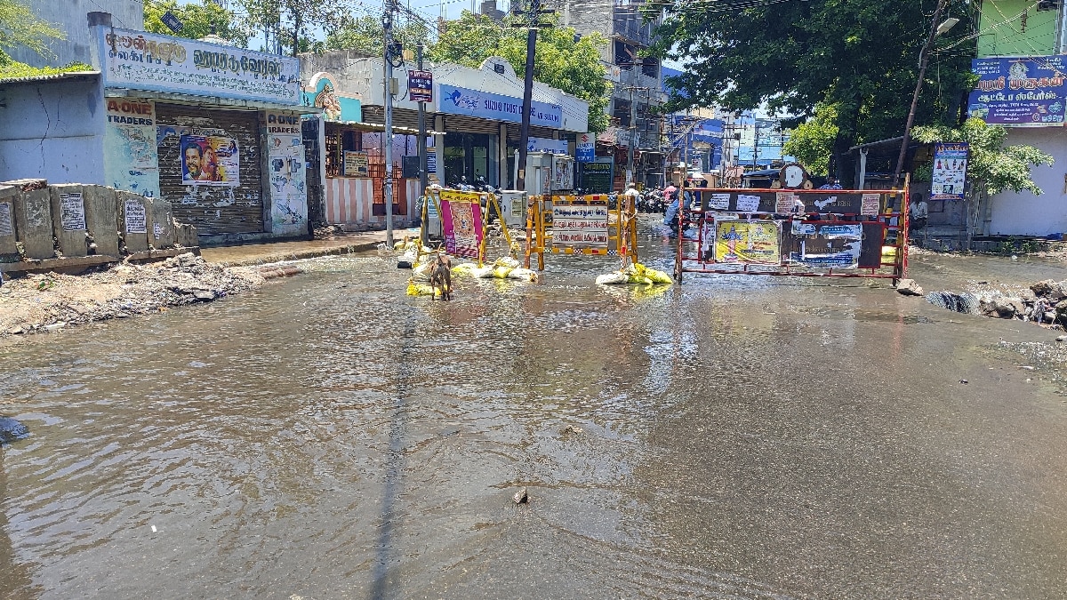 இரவு முழுவதும் கனமழை... குடியிருப்புக்குள் புகுந்த மழை நீர் - பொதுமக்கள் சாலை மறியல்