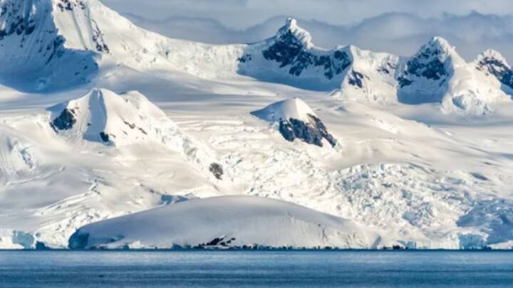 Antarctica Alert: अंटार्कटिक के ऊपरी भाग में ठंडी हवा का एक घूमता हुआ द्रव्यमान वैज्ञानिकों की चिंता का कारण बन गया है. महासागर के ऊपर घूमती हुई ठंडी हवा के मास को अंटार्कटिक ध्रुवीय भंवर कहते हैं.