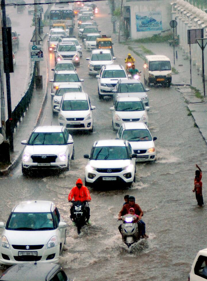 मौसम विभाग ने लोगों को सलाह दी कि घर से बाहर जरूरत पड़ने पर ही निकलें. ऐसा होने पर बारिश के लिहाज से जरूरी छाता, रेनकोट व अन्य जरूरी सामान घर से लेकर निकलें.