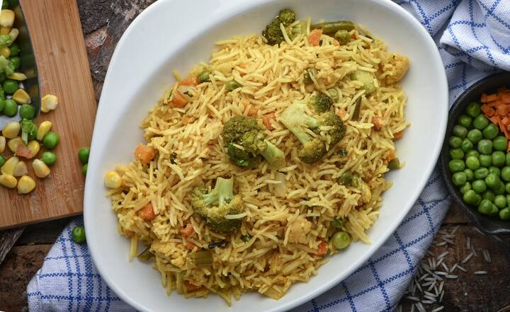 செய்முறை: ஒரு பாத்திரத்தில் எண்ணெய் நெய் ஊற்றி சூடானதும், பட்டை, ஏலக்காய், கிராம்பு, அன்னாசிப்பூ, மராத்தி மொக்கு, ஜாவித்ரி, கல்பாசி, ஷாஹி ஜீரா, பிரியாணி இலை சேர்த்து வதக்கவும்.